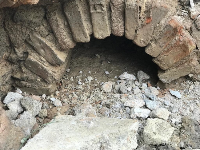 Tarlasını kepçe ile düzeltirken tarihi yapı buldu