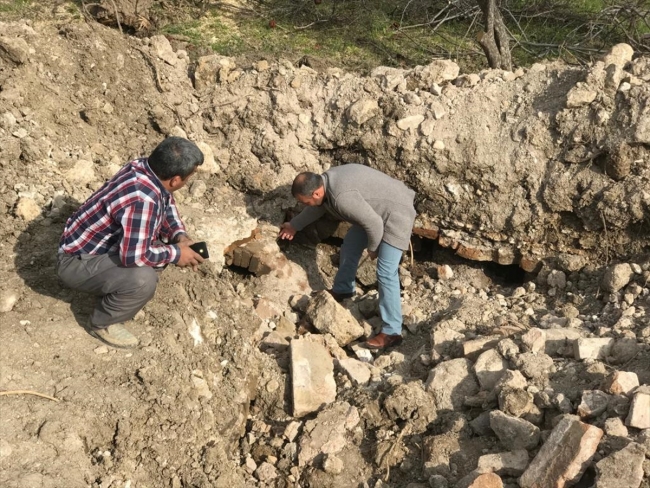 Tarlasını kepçe ile düzeltirken tarihi yapı buldu