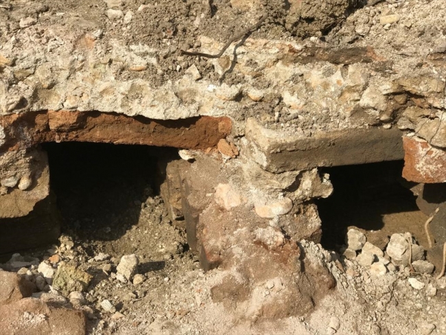 Tarlasını kepçe ile düzeltirken tarihi yapı buldu