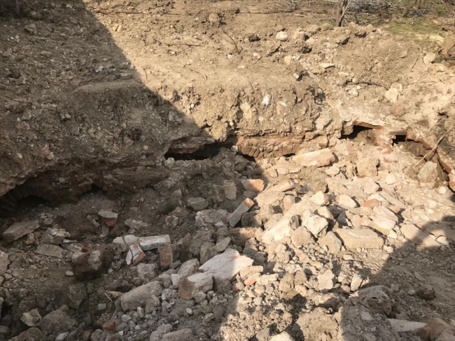 Tarlasını kepçe ile düzeltirken tarihi yapı buldu