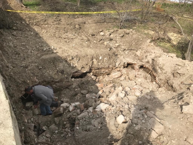 Tarlasını kepçe ile düzeltirken tarihi yapı buldu