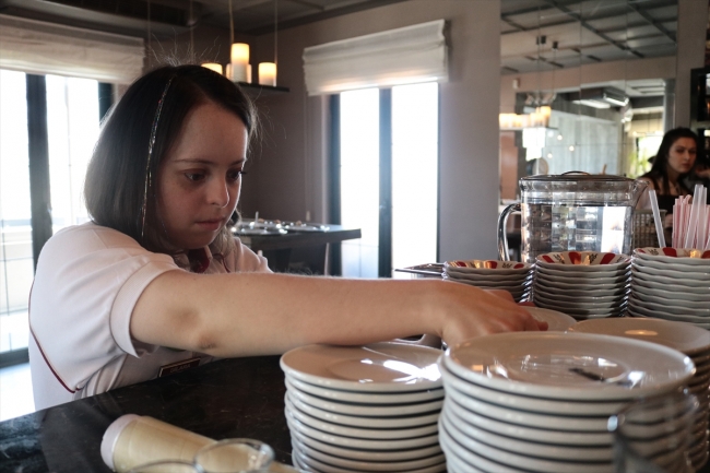 Down sendromlu Dilaranur çalışma azmiyle yaşamını değiştirdi