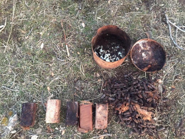 Jandarmanın "hassas burnu" patlayıcı düzeneğini buldu