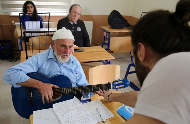 Müzik tutkusu sayesinde 80 yaşında gitar çalmayı öğrendi