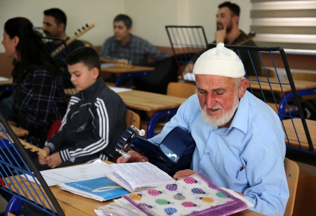 Müzik tutkusu sayesinde 80 yaşında gitar çalmayı öğrendi