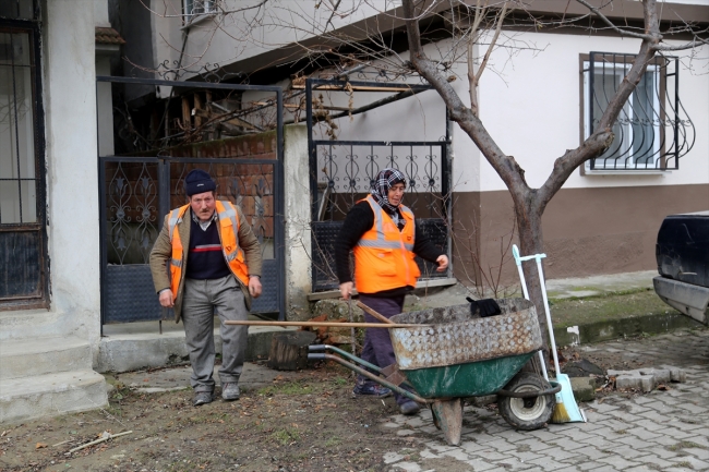Karakoç çifti sokakları birlikte temizliyor