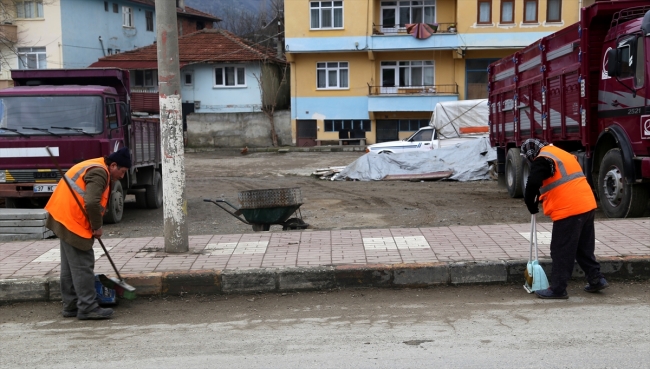 Karakoç çifti sokakları birlikte temizliyor