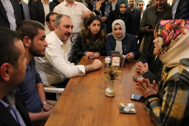 Bakan Gül üniversite öğrencileriyle buluştu