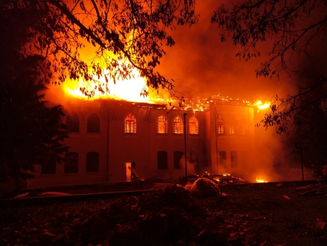 Denizli'de tarihi okulda yangın