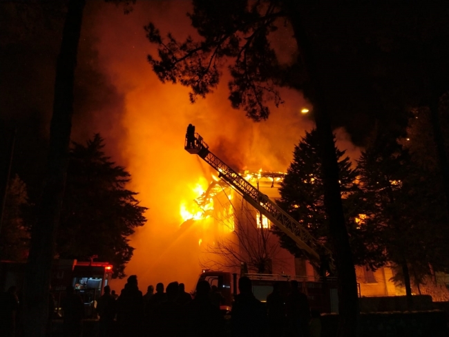 Denizli'de tarihi okulda yangın