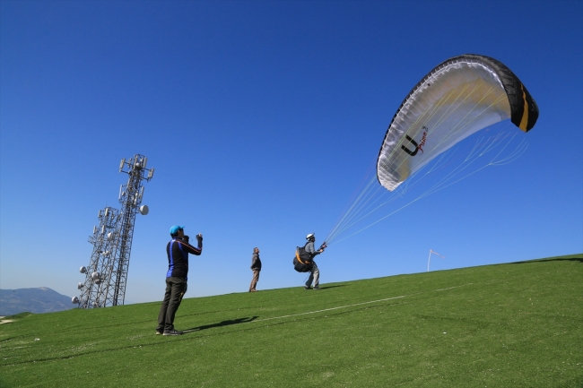 Paraşüt tutkunları Alatepe'de gökyüzüyle buluşuyor