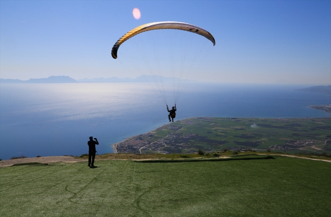 Paraşüt tutkunları Alatepe'de gökyüzüyle buluşuyor