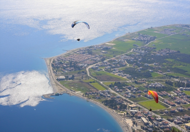 Paraşüt tutkunları Alatepe'de gökyüzüyle buluşuyor