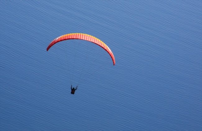 Paraşüt tutkunları Alatepe'de gökyüzüyle buluşuyor