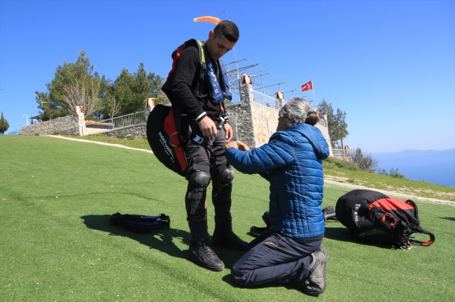 Paraşüt tutkunları Alatepe'de gökyüzüyle buluşuyor