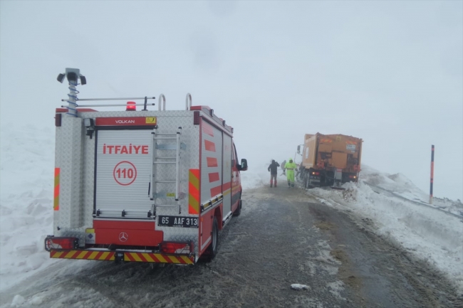 Van-Hakkari kara yoluna çığ düştü