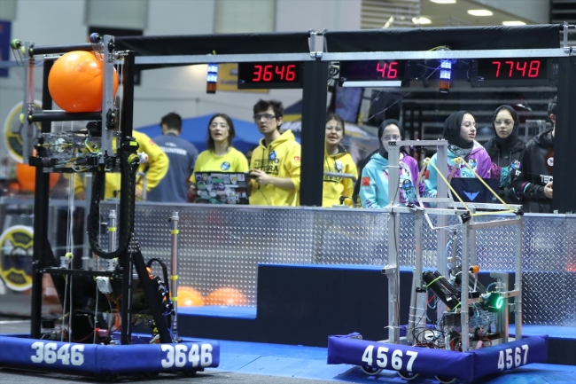 Türk liseleri New York'ta robot yarışmasında boy gösteriyor