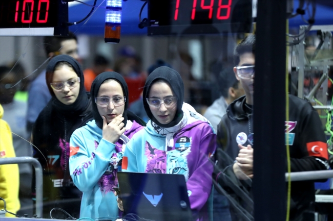 Türk liseleri New York'ta robot yarışmasında boy gösteriyor