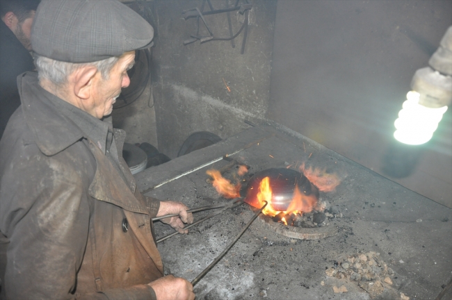Mustafa dedenin alemleri camileri süslüyor