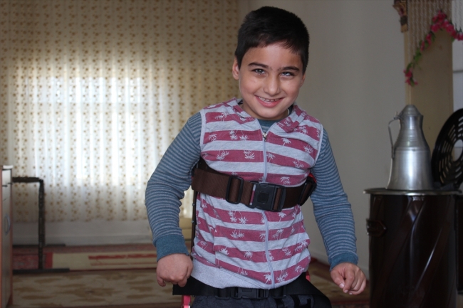 Serebral palsi hastası çocuğun adım atma mutluluğu