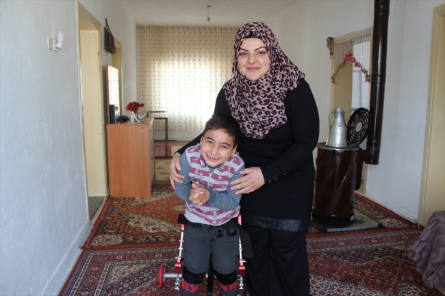 Serebral palsi hastası çocuğun adım atma mutluluğu