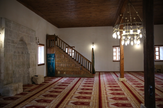 Taç kapısıyla ünlü 700 yıllık Alaaddin Camii ibadete hazır