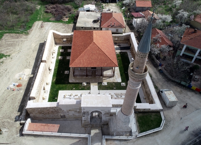 Taç kapısıyla ünlü 700 yıllık Alaaddin Camii ibadete hazır