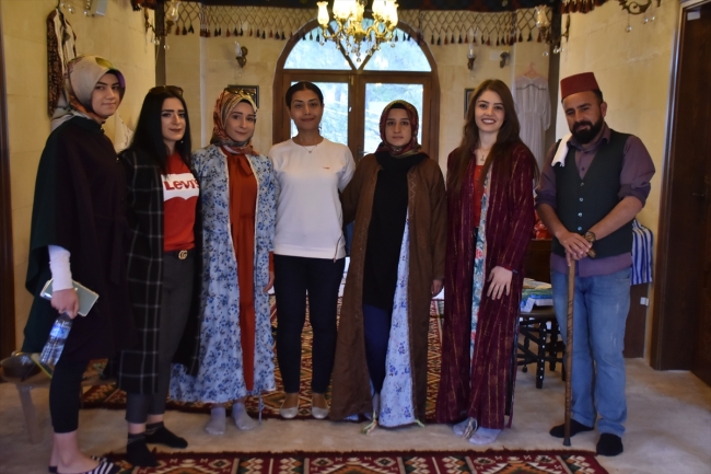 Yaşayan Kültürel Hazine Müzesi'nin gönüllü rehber öğrencileri