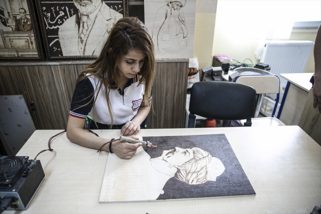 Atık tahtalardan ihtiyaç sahibi çocuklara oyuncak yapıyorlar