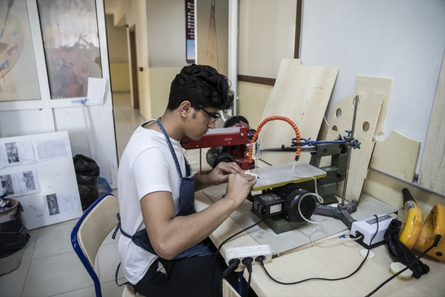 Atık tahtalardan ihtiyaç sahibi çocuklara oyuncak yapıyorlar