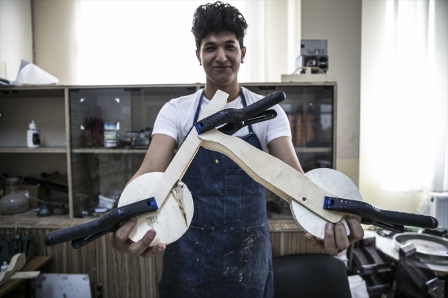 Atık tahtalardan ihtiyaç sahibi çocuklara oyuncak yapıyorlar