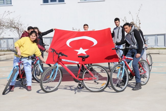 Zihinsel engelli öğrenciler tarihe pedal çeviriyor