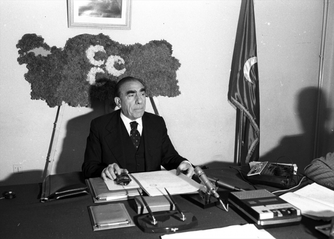 Ülkücü hareketin lideri Alparslan Türkeş vefat edeli 22 yıl oldu