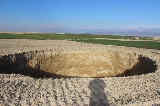 Konya'da 30 metre çapında obruk oluştu