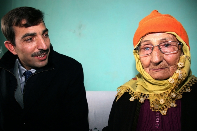 Yalnız yaşayan Ferhunde ninenin yüreğine sıcacık dokunuş