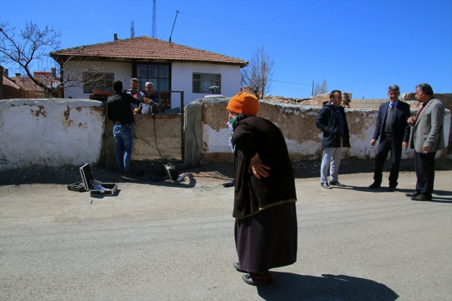 Yalnız yaşayan Ferhunde ninenin yüreğine sıcacık dokunuş