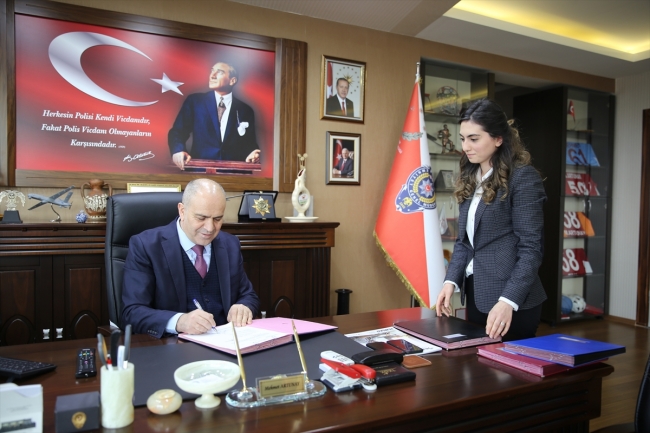 Emniyet müdürünün sazından yükselen ezgiler