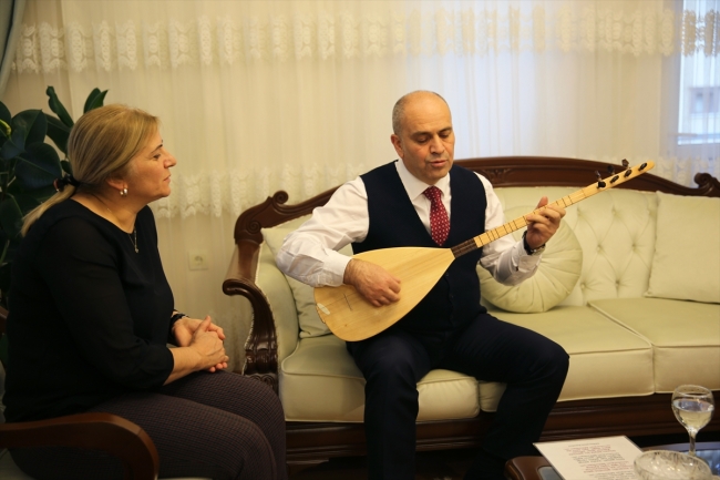 Emniyet müdürünün sazından yükselen ezgiler