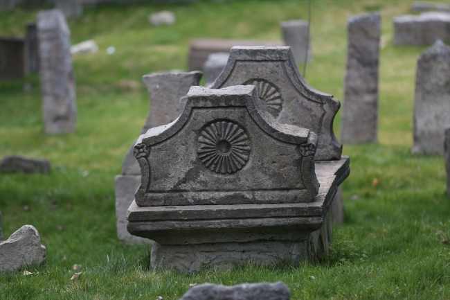 "Milletlerin tapu senedi" mezar taşları