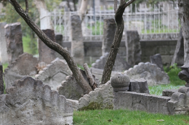 "Milletlerin tapu senedi" mezar taşları