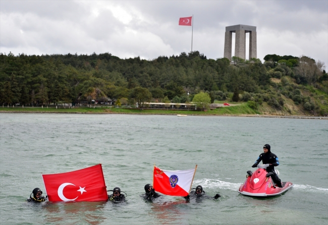 Deniz polisi şehitleri denizde Türk bayrağı açarak andı