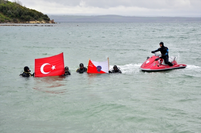 Deniz polisi şehitleri denizde Türk bayrağı açarak andı