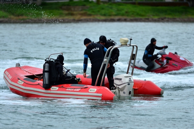 Deniz polisi şehitleri denizde Türk bayrağı açarak andı
