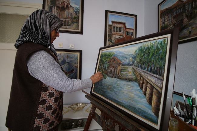 63 yaşındaki ev hanımı 16'ncı resim sergisini açıyor