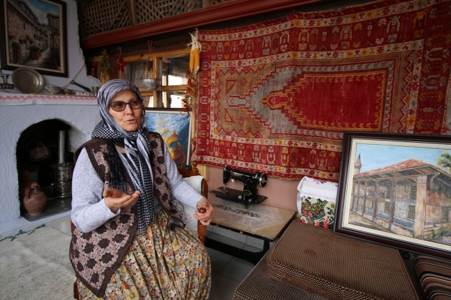 63 yaşındaki ev hanımı 16'ncı resim sergisini açıyor