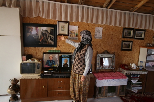 63 yaşındaki ev hanımı 16'ncı resim sergisini açıyor