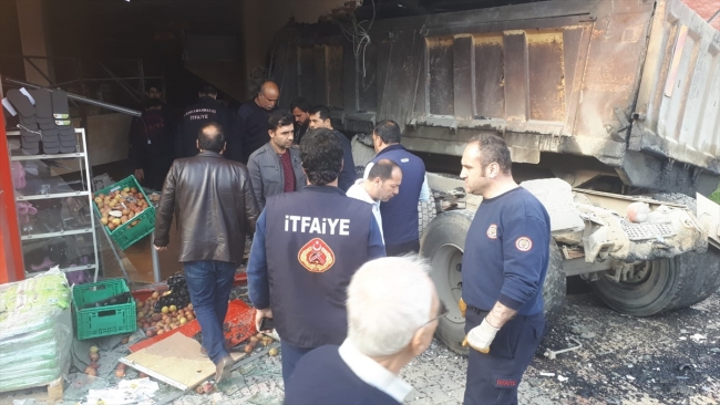 Freni boşalan kamyon kuaför salonuna girdi