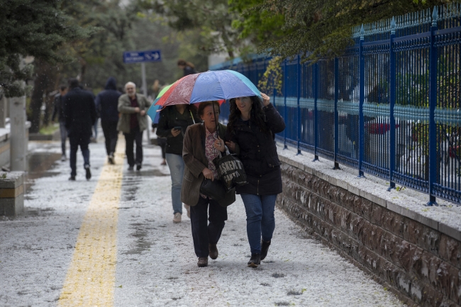 Ankara doluyla beyaza büründü