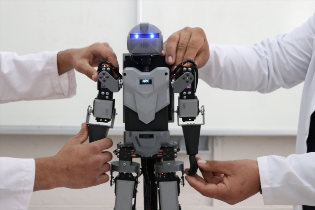 Meslek lisesi öğrencileri insansı robot tasarladı