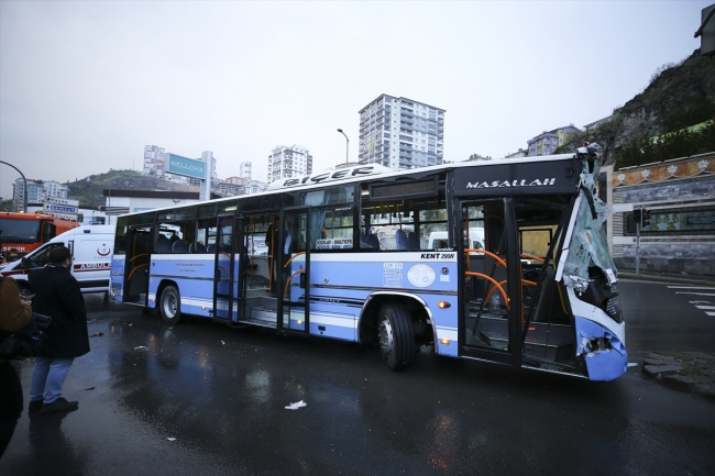 Başkentte özel halk otobüsü belediye temizlik aracına çarptı: 10 yaralı